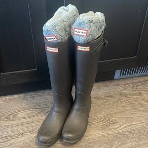 Hunter boots + fleece socks — Size 9